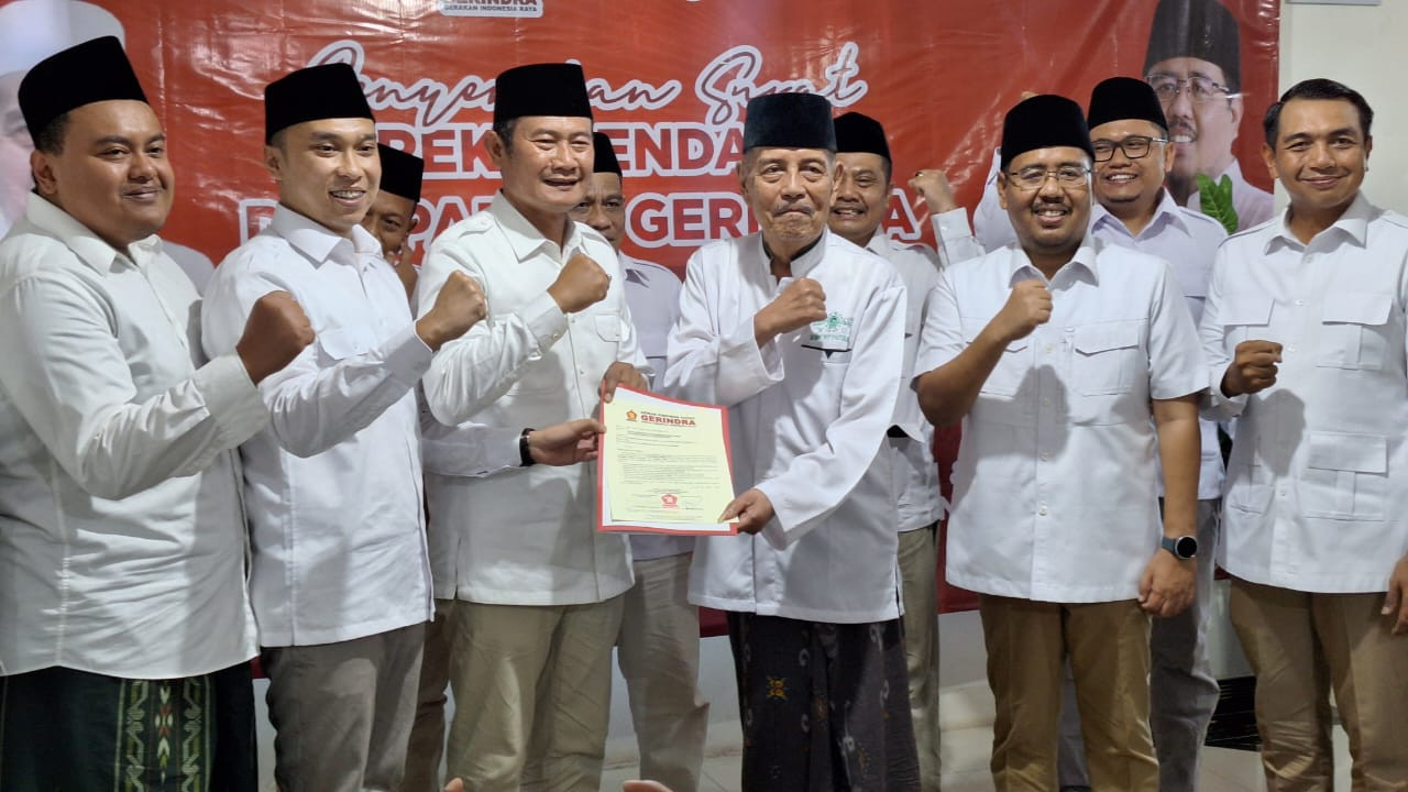 Pak Yes-Dirham saat menerima surat rekom Gerindra dari Kiai Abdul Ghofur. (Foto: Adyad Ammy Iffansah/jatimnow.com)