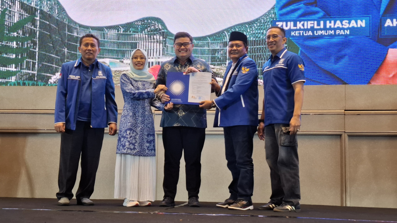 Mas Dhito-Mbak Dewi terima surat rekomendasi dari PAN. (Foto: Ni’am Kurniawan/jatimnow.com)