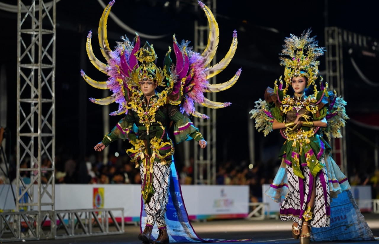 Para talent JFC menggunakan bahan bekas karung pupuk. (Foto: Sugianto/jatimnow.com)