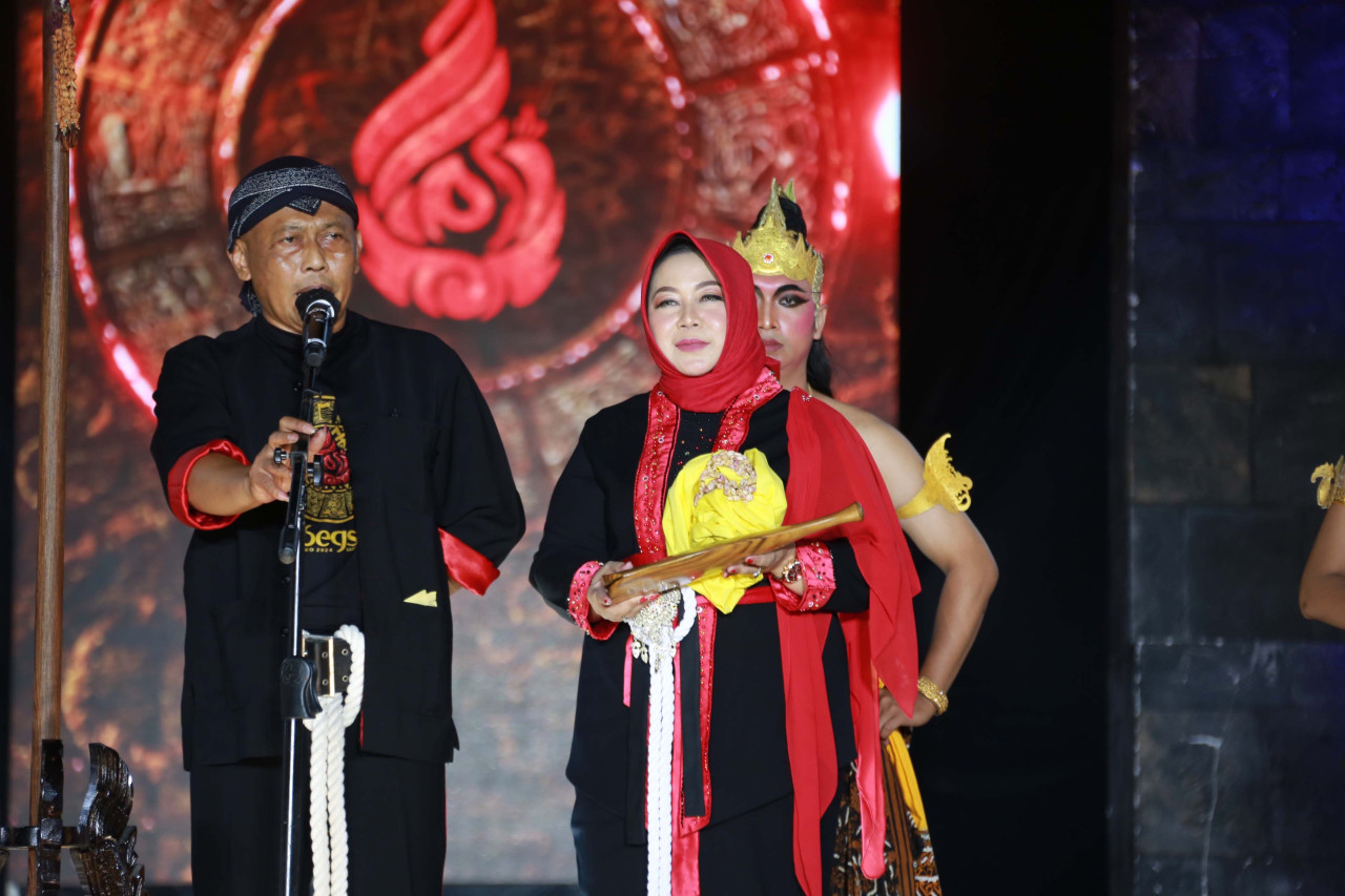 Pasangan Bacabup-Bacawabup incumbent Sugiri Sancoko (Kang Giri) dan Lisdyarita (Bunda Lis).