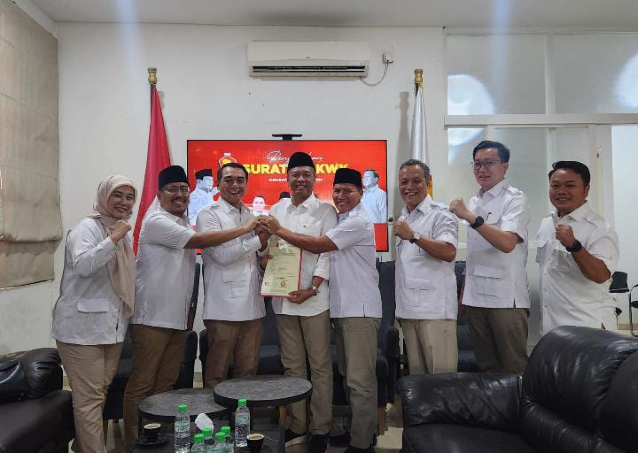 Pasangan Gabah saat menerima rekomendasi dari Gerindra. (Foto: Humas Gerindra)