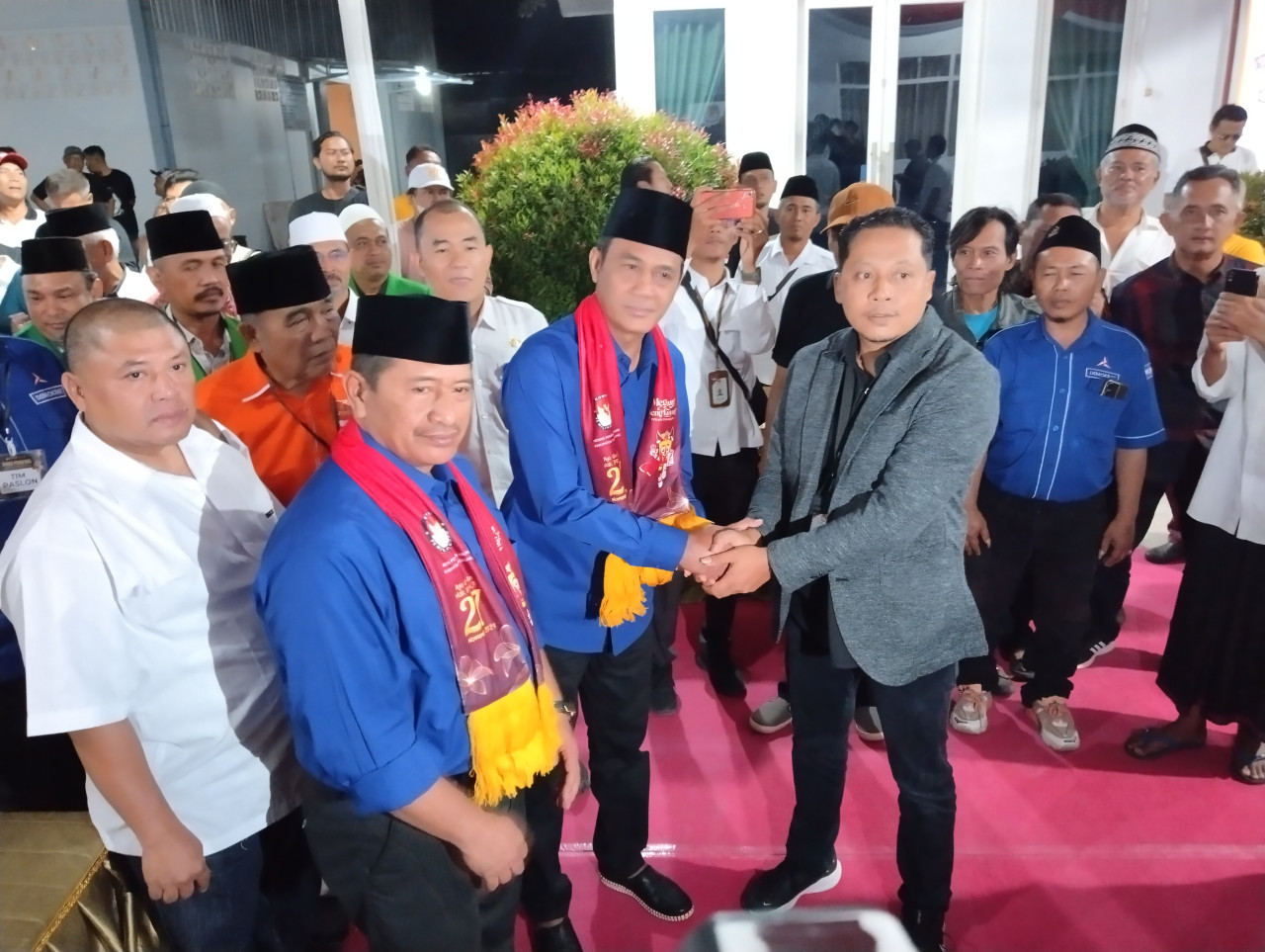 Pasangan Santoso dan KH Samsul Umam saat mendaftar ke KPU Tulungagung. (Foto: Bramanta Pamungkas/jatimnow.com)