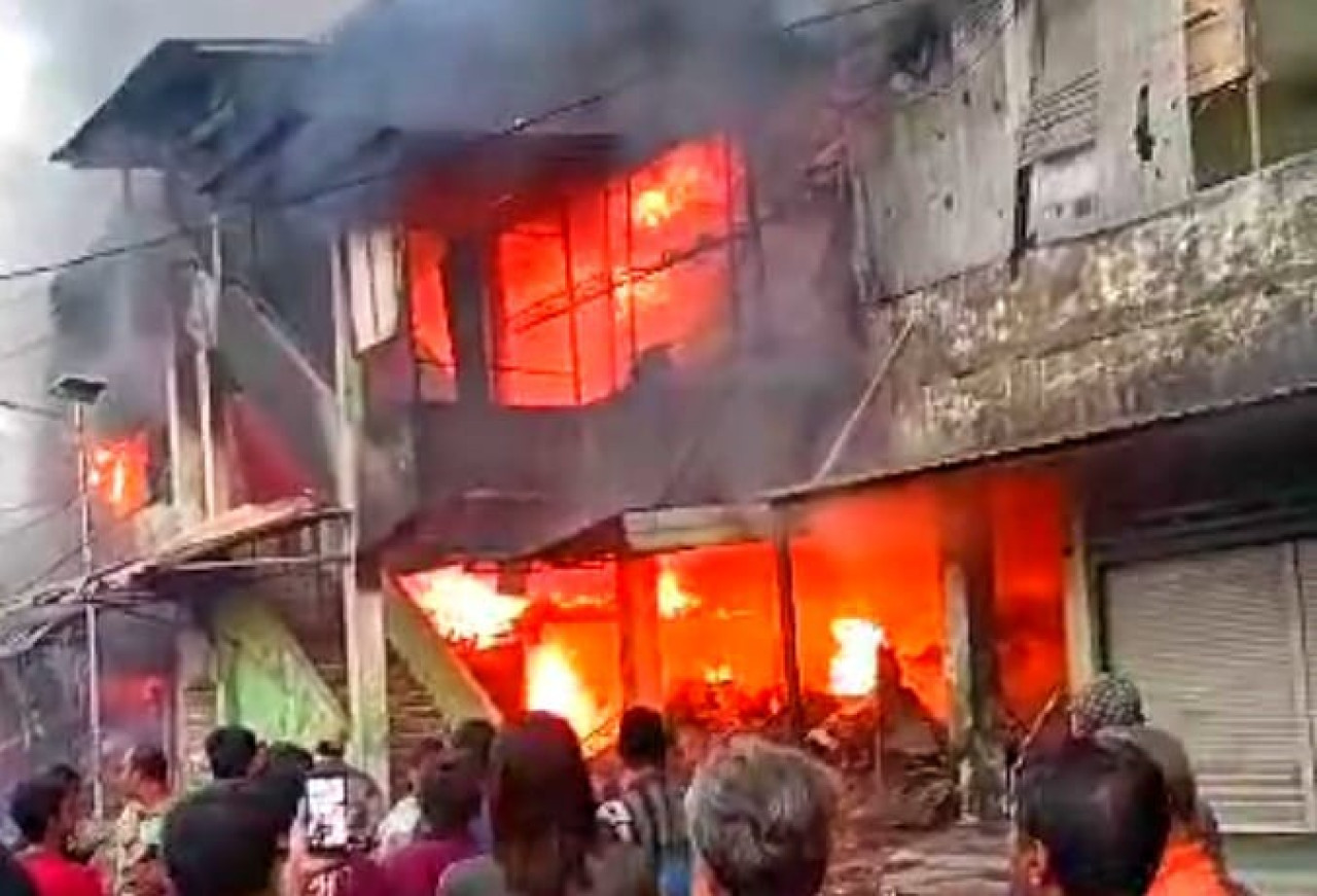 Suasana kebakaran pasar tingkat Krian Sidoarjo. (Foto: Ahaddiini HM/jatimnow.com)