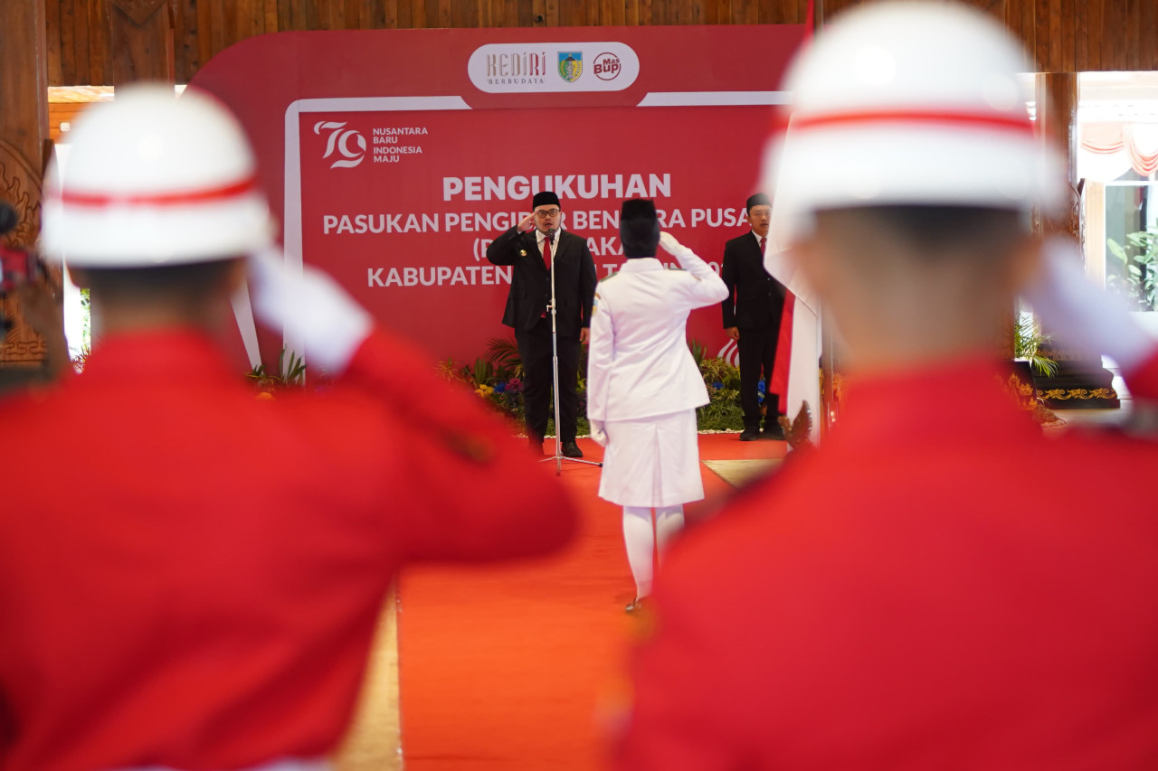 Mas Dhito saat mengukuhkan Paskibraka Kabupaten Kediri 2024. (Foto: Pemkab Kediri/jatimnow.com)