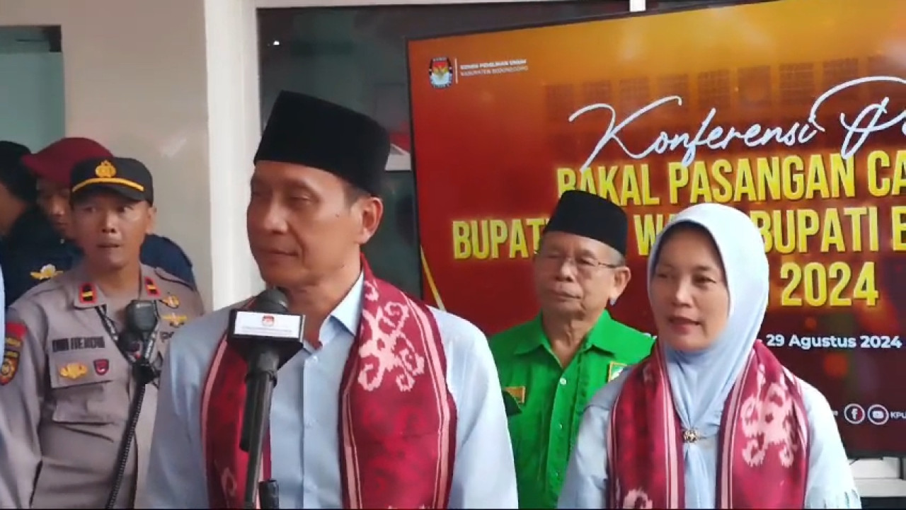 Pasangan Setyo Wahono - Nurul Azizah saat mendaftar ke KPU Bojonegoro (Foto: Misbahul Munir/jatimnow.com)