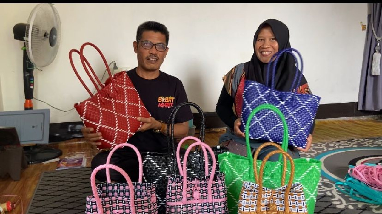 Pasutri asal Ponorogo sukses menjalankan usaha tas jali hingga membuka lapangan pekerjaan bagi warga di sekitarnya. (Foto: Ahmad Fauzani/jatimnow.com)