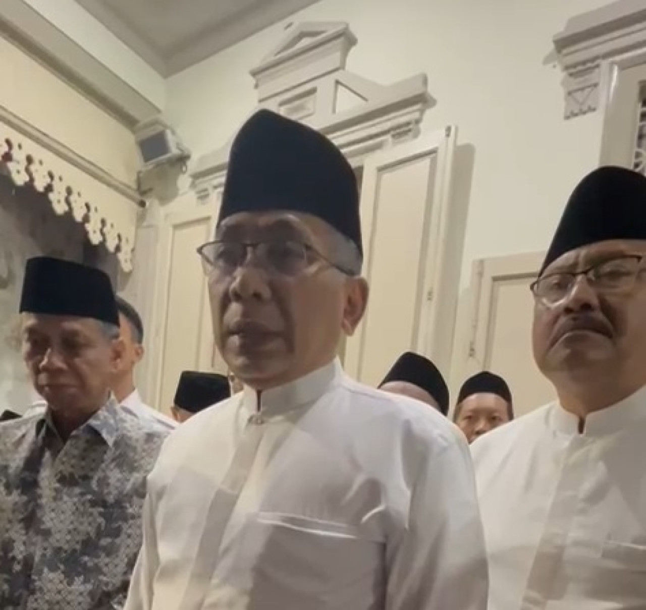 Ketum PBNU KH. Yahya Cholil Staquf didampingi Sekjend Saifullah Yusuf (Gus Ipul) usai menggelar pertemuan di Surabaya (dok Kurniawan for jatimnow.com)