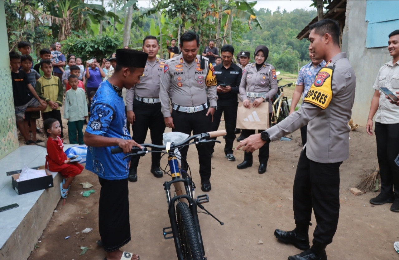 Alif saat mendapatkan bantuan dari Gubernur, Kapolres dan Dandim Jember. (Foto: Iwan for jatimnow.com)