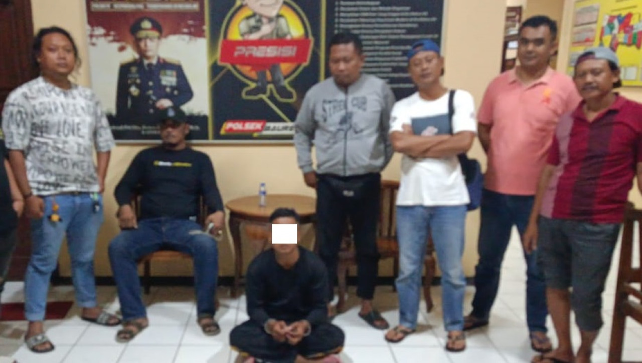 Pelaku saat diamankan oleh tim Reskrim Polsek Boureno dan Satreskrim Polres Bojonegoro. (Foto: Polsek Boureno)