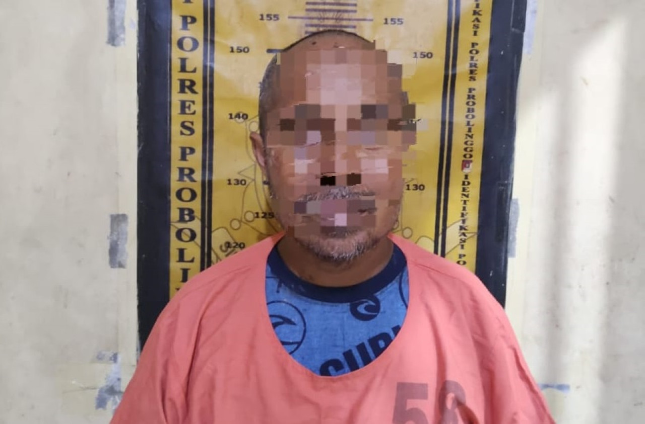 pelaku pencabulan anak usia 8 tahun di probolinggo saat ditangkap polisi (Foto: Humas Polres Probolinggo for jatimnow.com)