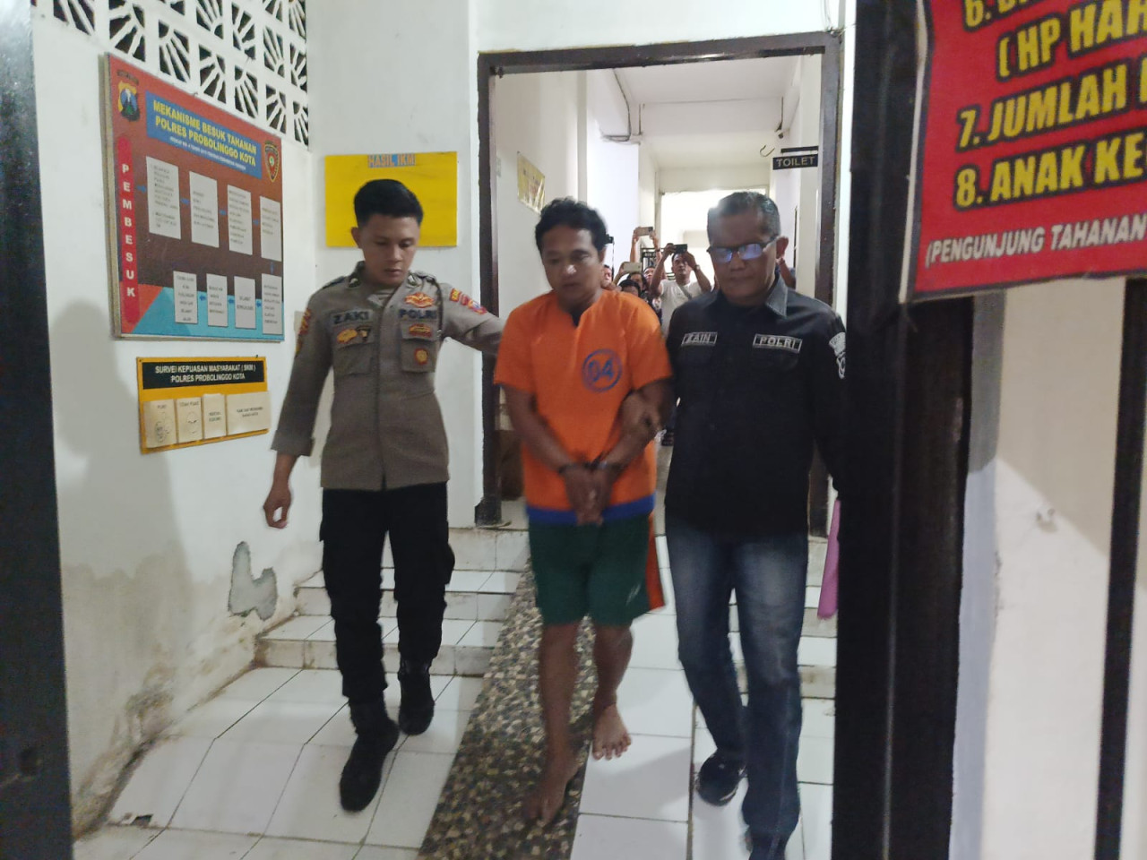 Pelaku pembunuhan wanita yabg ditemukan tewas di kamat hotel saat diamankan polisi (Foto: Humas Polres Probolinggo for jatimnow.com)