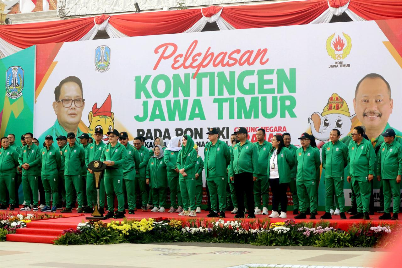 Pj Gubernur Jawa Timur Adhy Karyono saat melepas Kontingen Jawa Timur di Halaman Gedung Negara Grahadi. (Foto: KONI Jatim)