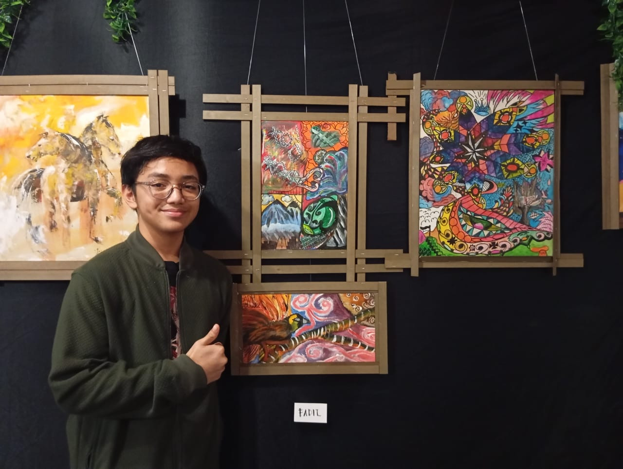 Pelajar Fadil yang turut menggelar karya lukisan di Sanggar Sawunggaling. (foto: Endang Pergiwati/jatimnow.com)