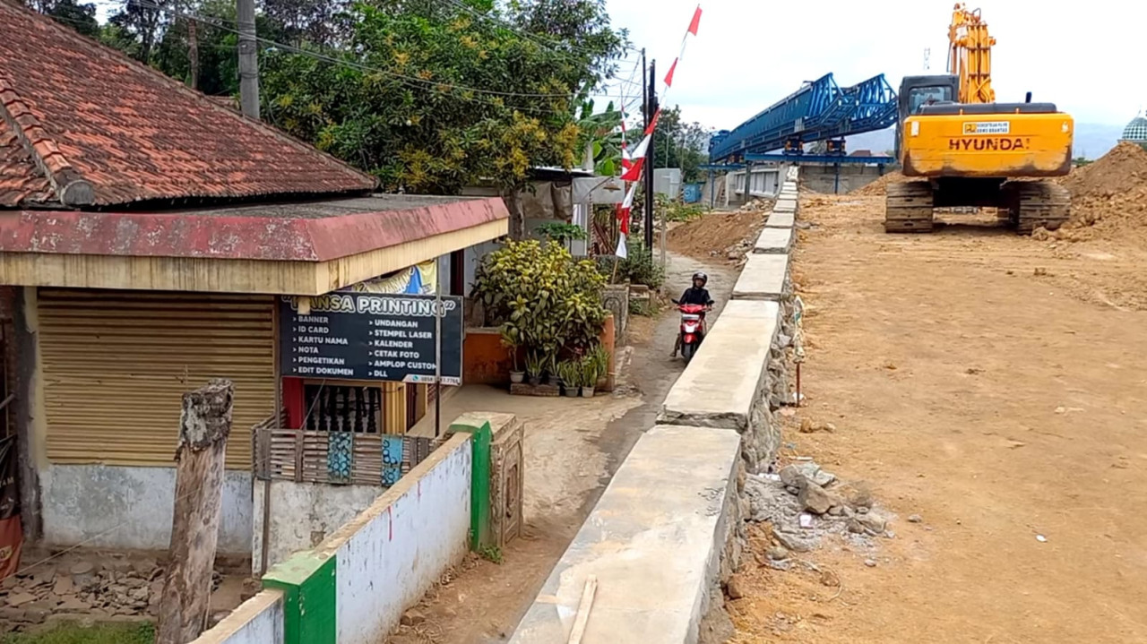 Rumah warga yang terdampak pembangunan jembatan di Trenggalek. (Foto: Bramanta Pamungkas/jatimnow.com)