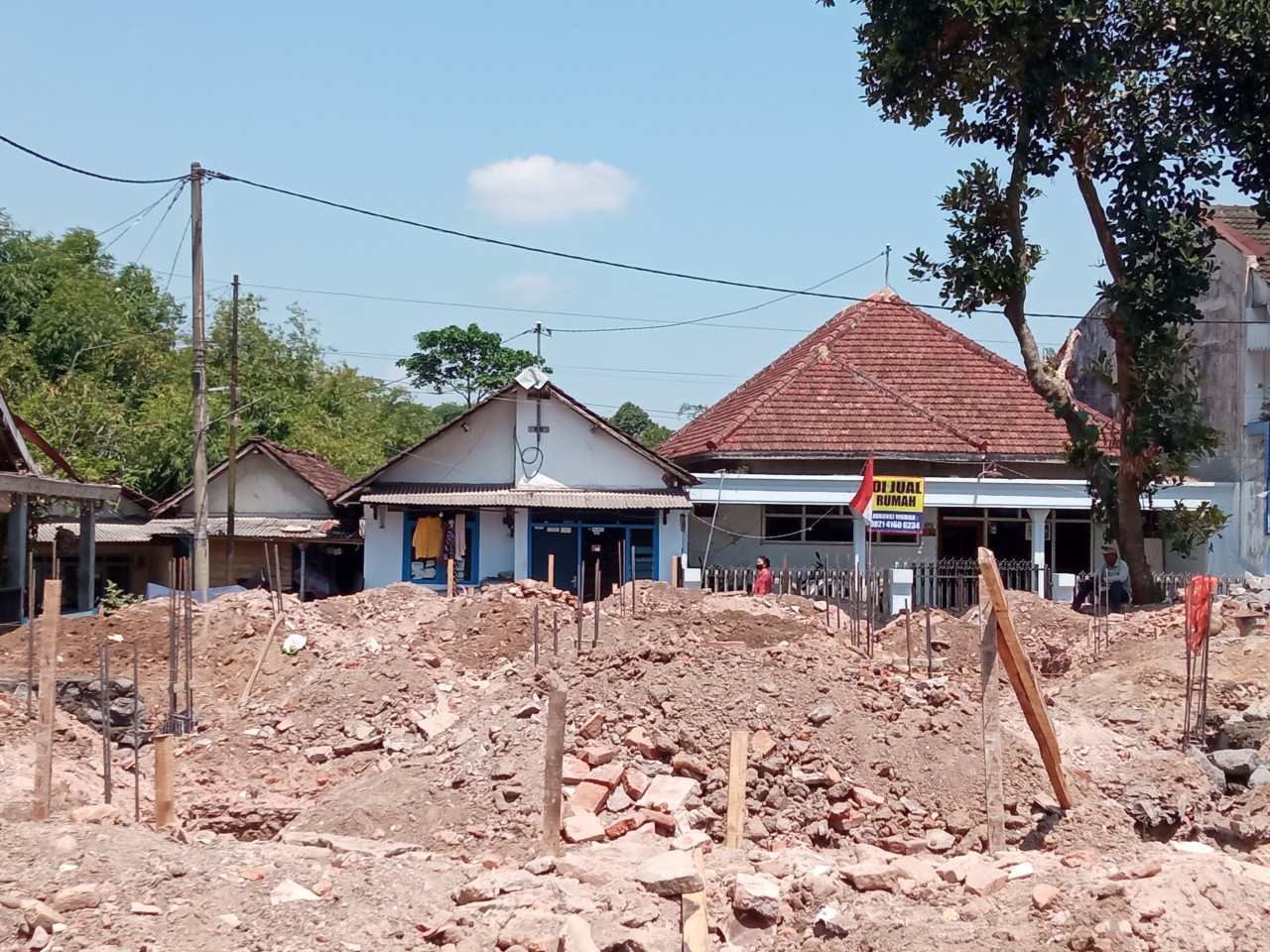 Pembangunan mess pegawai KPPN dj Jember debunya dikeluhkan warga.(Foto: Sugianto/jatimnow.com)