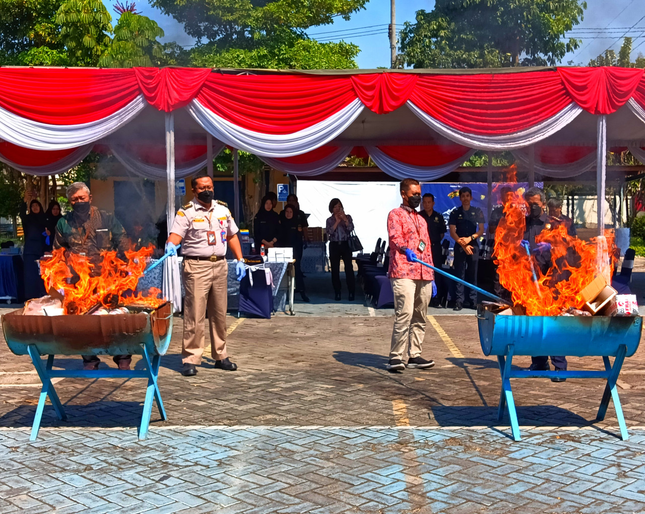 Pemusnahan barang-barang impor ilegal di halaman Kantor Pengawasan dan Pelayanan Tipe Madya Pabean Bea Cukai Juanda Sidoarjo. (Foto: Ahaddiini HM/jatimnow.com)
