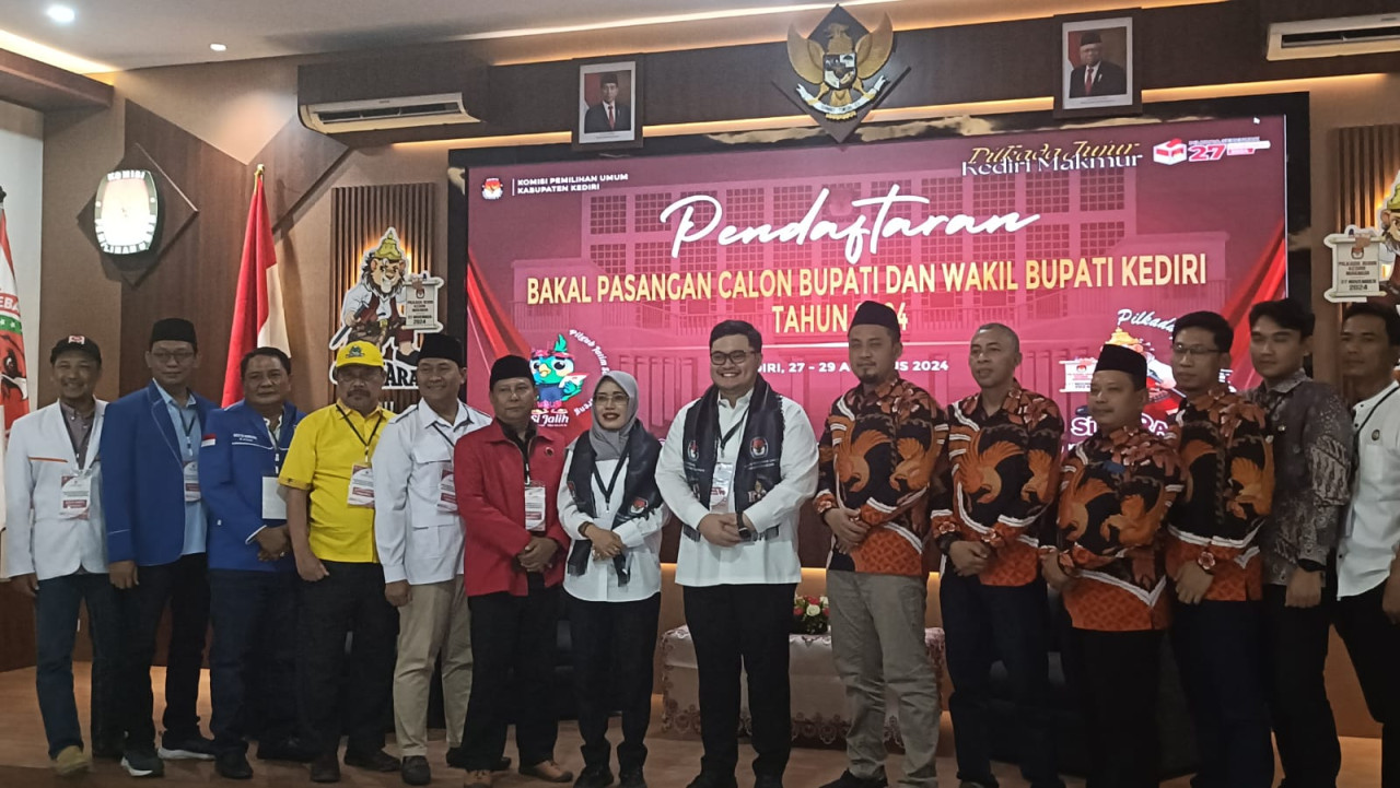 Mas Dhito-Mbak Dewi Daftar ke KPU Kabupaten Kediri Naik Vespa