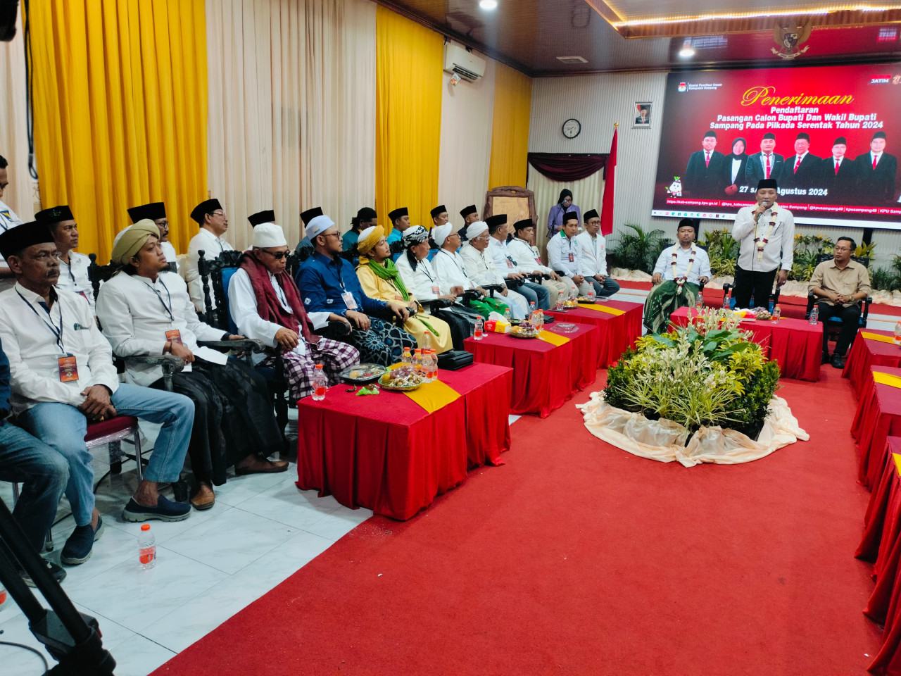 H Slamet Junaidi dan Ra Mahfud bersama para pendukungnya. (Foto: Fathor Rahman/jatimnow.com)