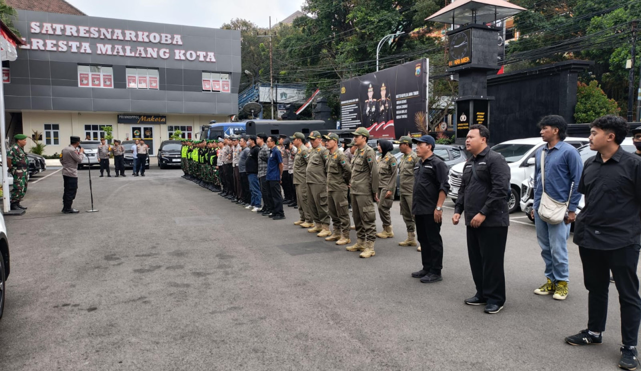 177 personel gabungan dari kepolisian, TNI dan Satpol PP diterjunkan oleh Polresta Malang Kota untuk menjaga Kantor KPU Kota Malang.  (Foto : Gerhana/jatimnow.com)