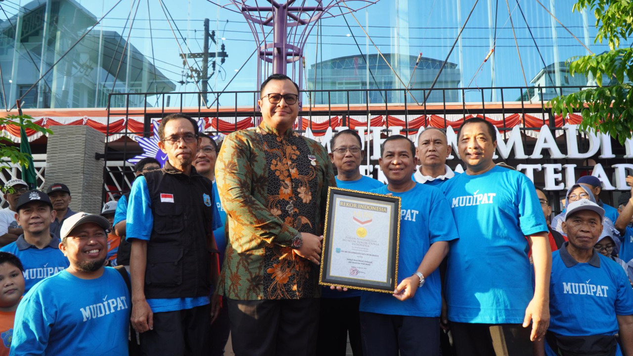 SD Muhammadiyah 4 Surabaya Catat Rekor Muri Sedekah 79.000 Botol Plastik