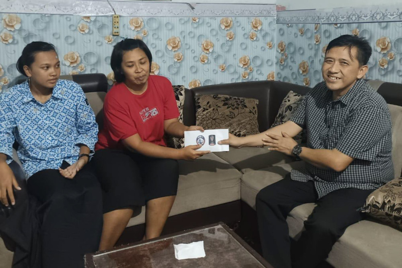 Arema FC Serahkan Bantuan pada Keluarga Korban Tragedi Kanjuruhan