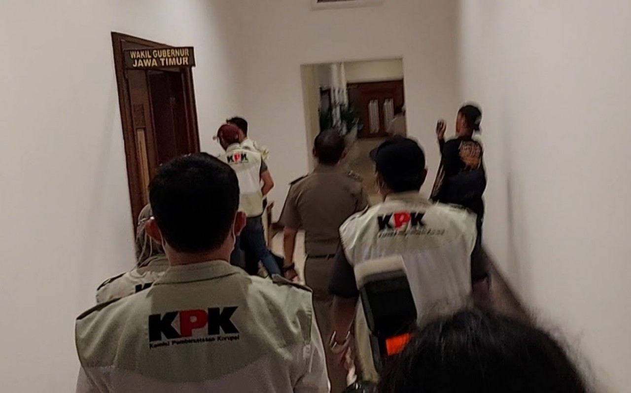 Ilustrasi KPK saat menggeledah Kantor Wakil Gubernur Jatim (foto: Ni'am Kurniawan/jatimnow.com)