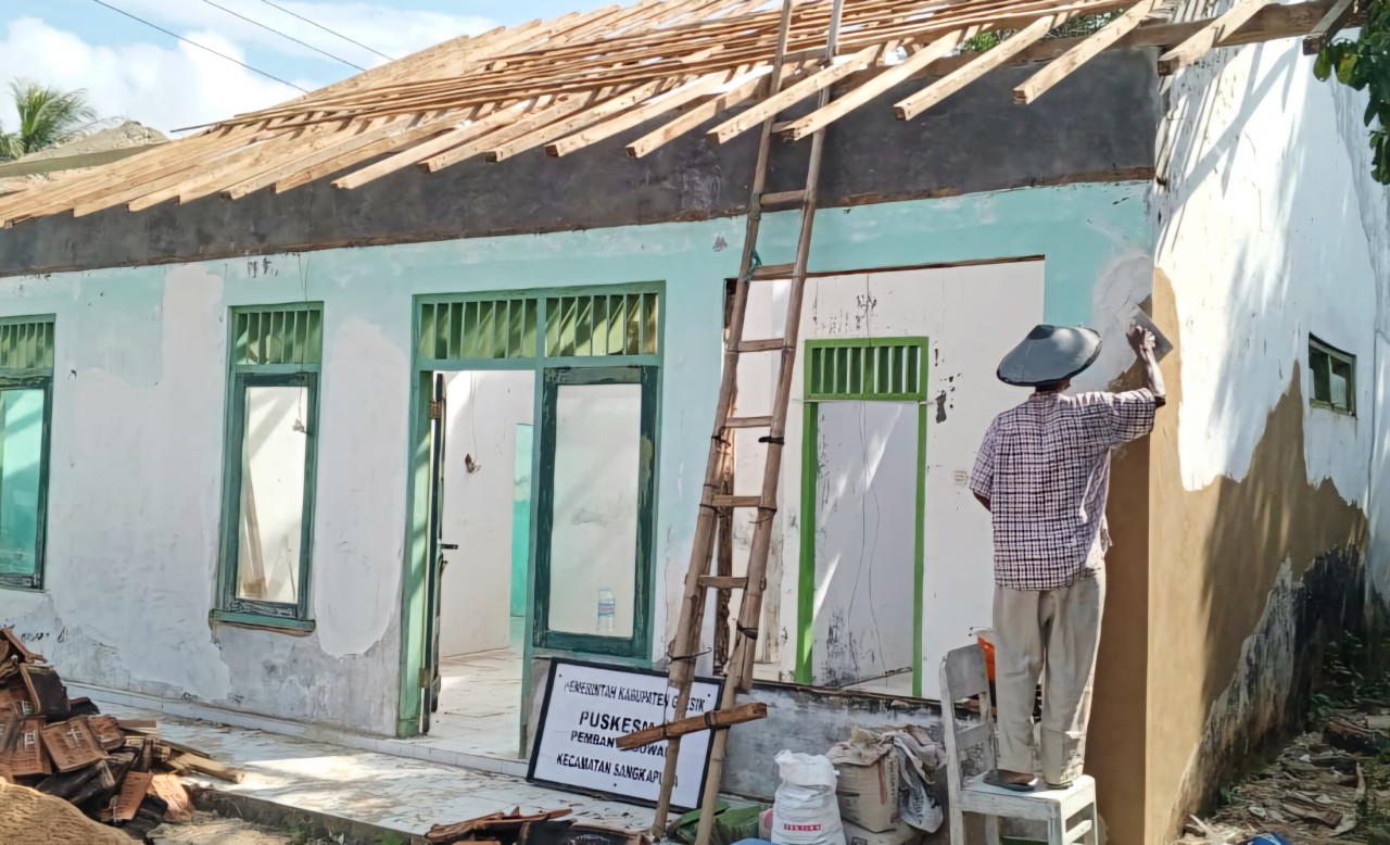 Proses perbaikan fasum di Bawean beberapa waktu lalu. (Foto: BPBD Jatim)