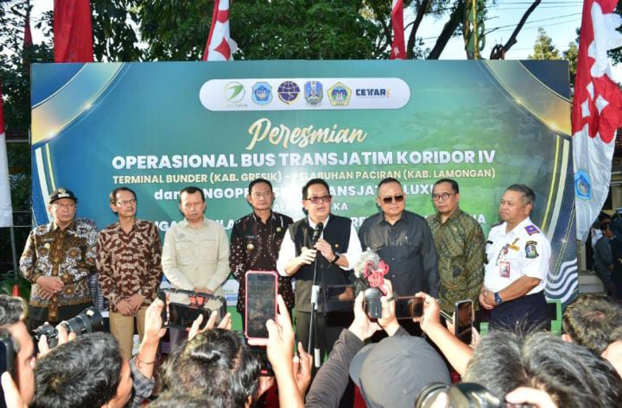 Peresmian pengoperasian Trans Jatim Koridor IV dan Trans Jatim Luxury jelang HUT RI ke-79 tahun di Alun-Alun Kabupaten Lamongan. (Foto: Budi for jatimnow.com)