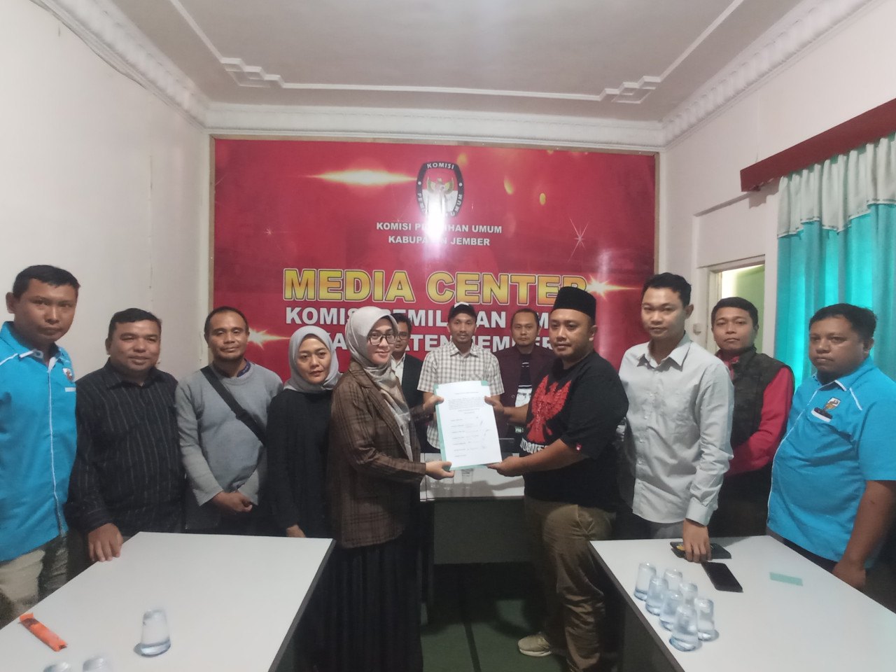 Perwakilan alumni organisasi pergerakan mahasiswa (Ormawa) menemui KPU Jember. (Foto: Sugianto/jatimnow.com)