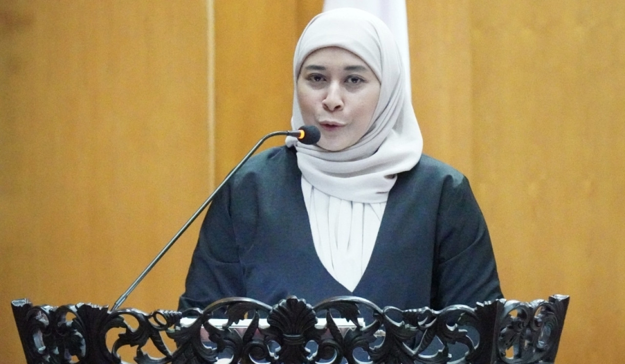 Jubir Fraksi Gerindra Ajeng Wira Wati saat membacakan catatan di sidang paripurna Perubahan APBD Surabaya 2024. (Foto: Ni'am Kurniawan/jatimnow.com)