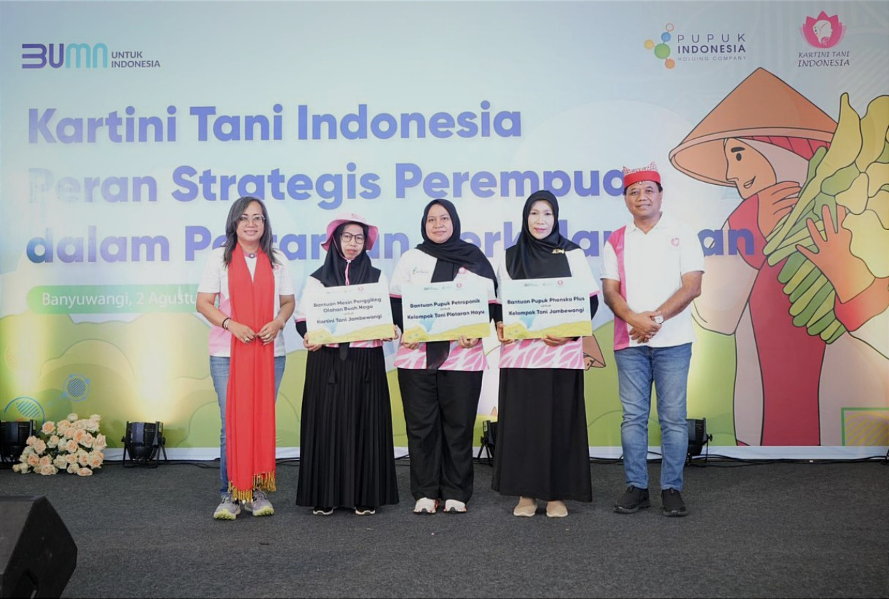 Direktur Pemasaran PI, Tri Wahyudi Saleh (kanan), Ketua PIKA PI, Kuntari L. Dewi (kiri), memberikan bantuan pertanian kepada Kartini Tani Banyuwangi. (Foto: Humas Petrokimia Gresik)