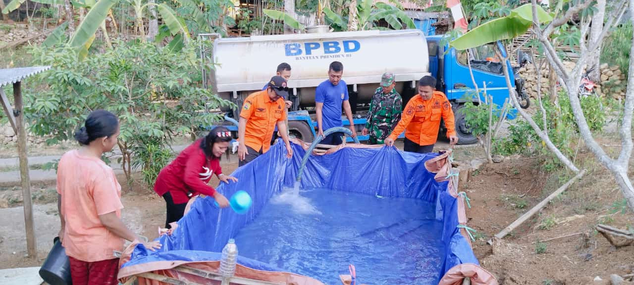 Petugas BPBD Trenggalek saat mendistribusikan air bersih ke warga. (Foto: BPBD Trenggalek)