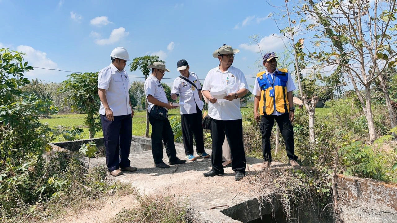 Petugas BPN Tuban saat melakukan pengukuran tanah. (Foto: Humas Pemkab Tuban for jatimnow.com)