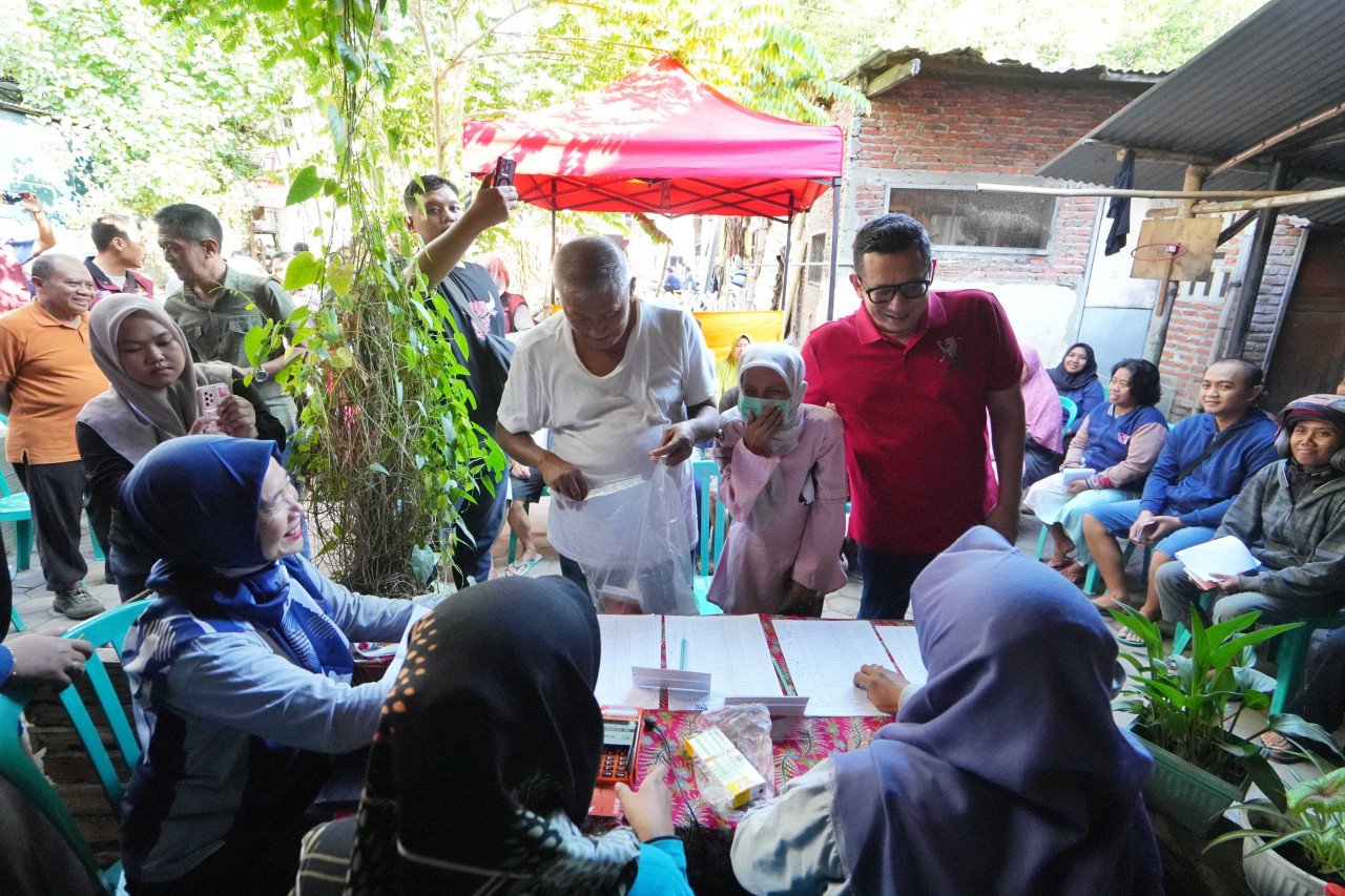 Pj Wali Kota Mojokerto meninjau penyaluran BPNT APBD. (Foto:  Humas Pemkot Mojokerto for jatimnow.com)