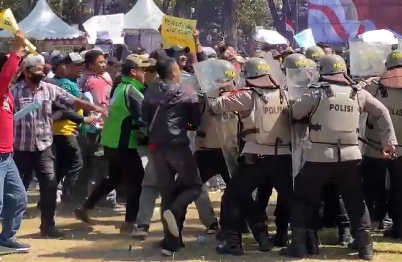 Sejumlah massa terlibat bentrok dengan polisi di Alun-Alun Kabupaten Bojonegoro. (Foto: Udin for jatimnow.com)