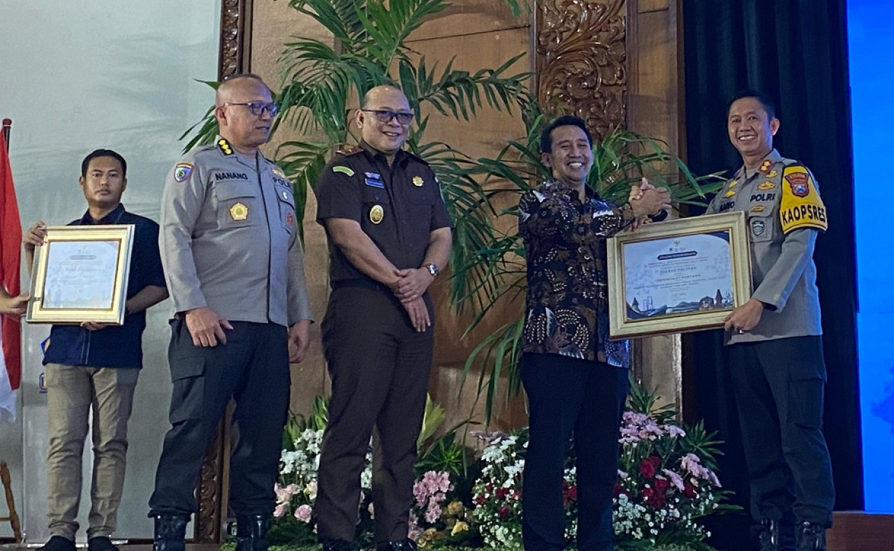 Kapolres Bojonegoro AKBP Mario Prahatinto saat menerima penghargaan. (Foto : Humas Polres Bojonegoro)