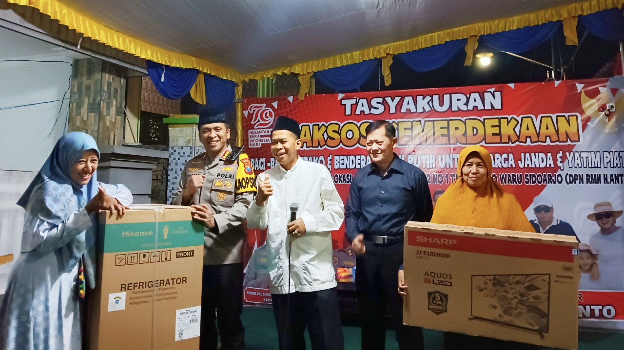 Polresta Sidoarjo Bagi Bendera-Sembako untuk Ratusan Janda di Tambak Oso