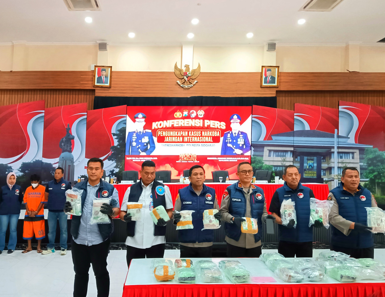 Polisi paparkan pengungkapan kasus peredaran narkoba jenis sabu seberat 30 kilogram di Polresta Sidoarjo. (Foto: Ahaddiini HM/jatimnow.com).