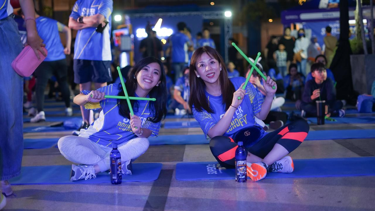 Direktur Utama PT Sariguna Primatirta Tbk Melisa Tanoko (kiri) saat mengenalkan olahraga Poundfit (Foto: Handi for jatimnow.com)