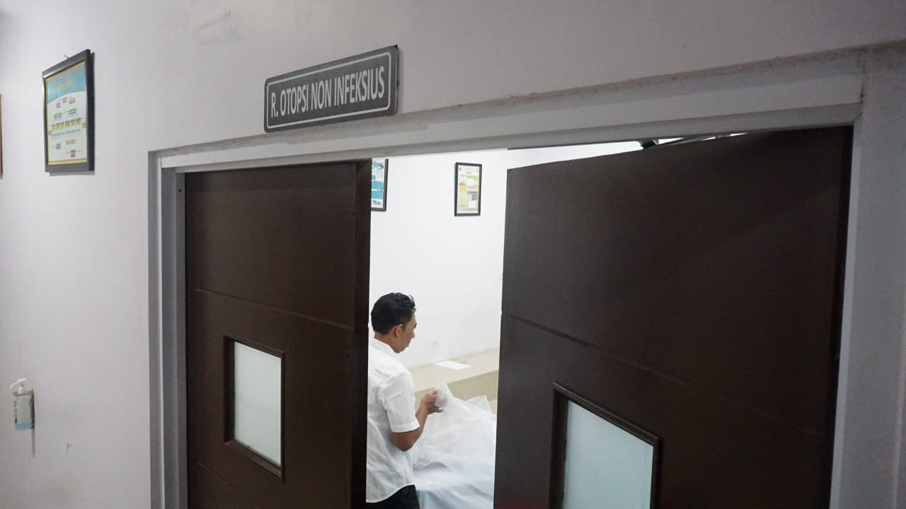 Suasana di ruang autopsi RSUD dr Iskak Tulungagung. Bramanta Pamungkas