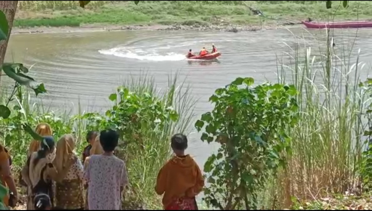 Proses pencarian remaja Bojonegoro korban tenggelam di sungai Bengawan Solo. (Foto: Misbahul Munir/jatimnow.com)