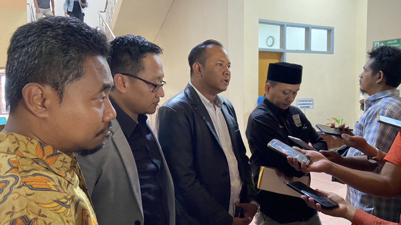 Rudi Hartono (dua dari kiri) dan Agung Hadiono (tiga dari kiri) saat memberikan statment usai audiensi. (Foto: Yanuar Dedy/jatimnow.com)