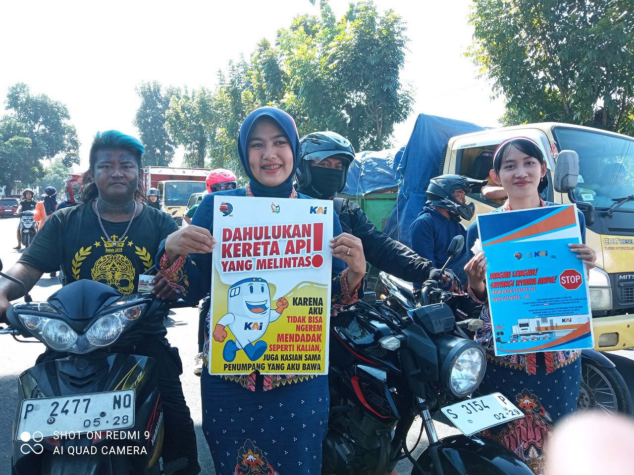 Petugas sosialisasi keselamatan di bidang perlintasan kereta api (Foto: Sugianto/jatimnow.com)