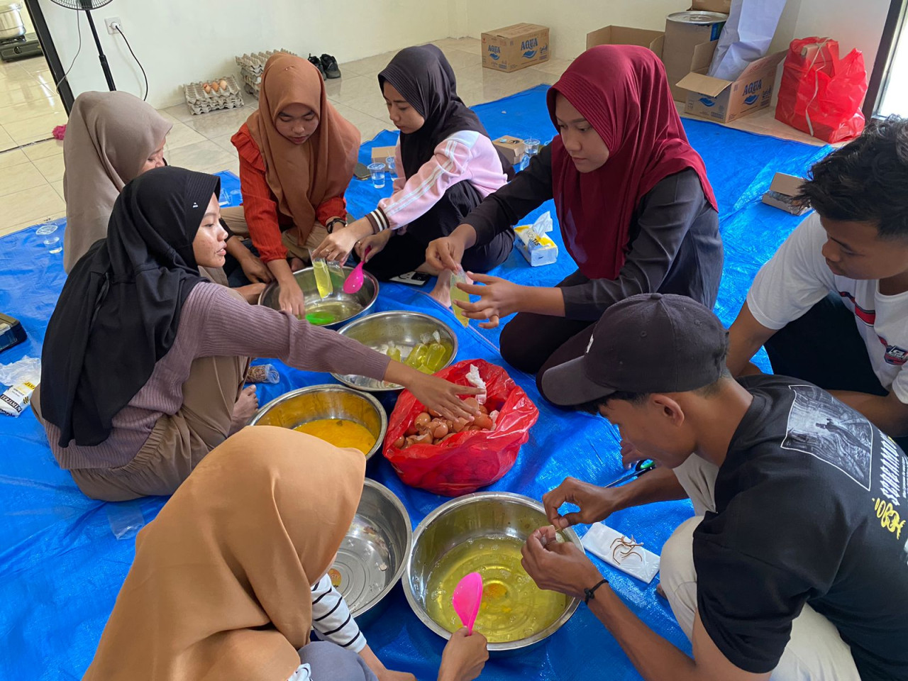 Puluhan pemuda saat praktik langsung pembuatan tepung telur. (Foto : Roy for jatimnow.com)