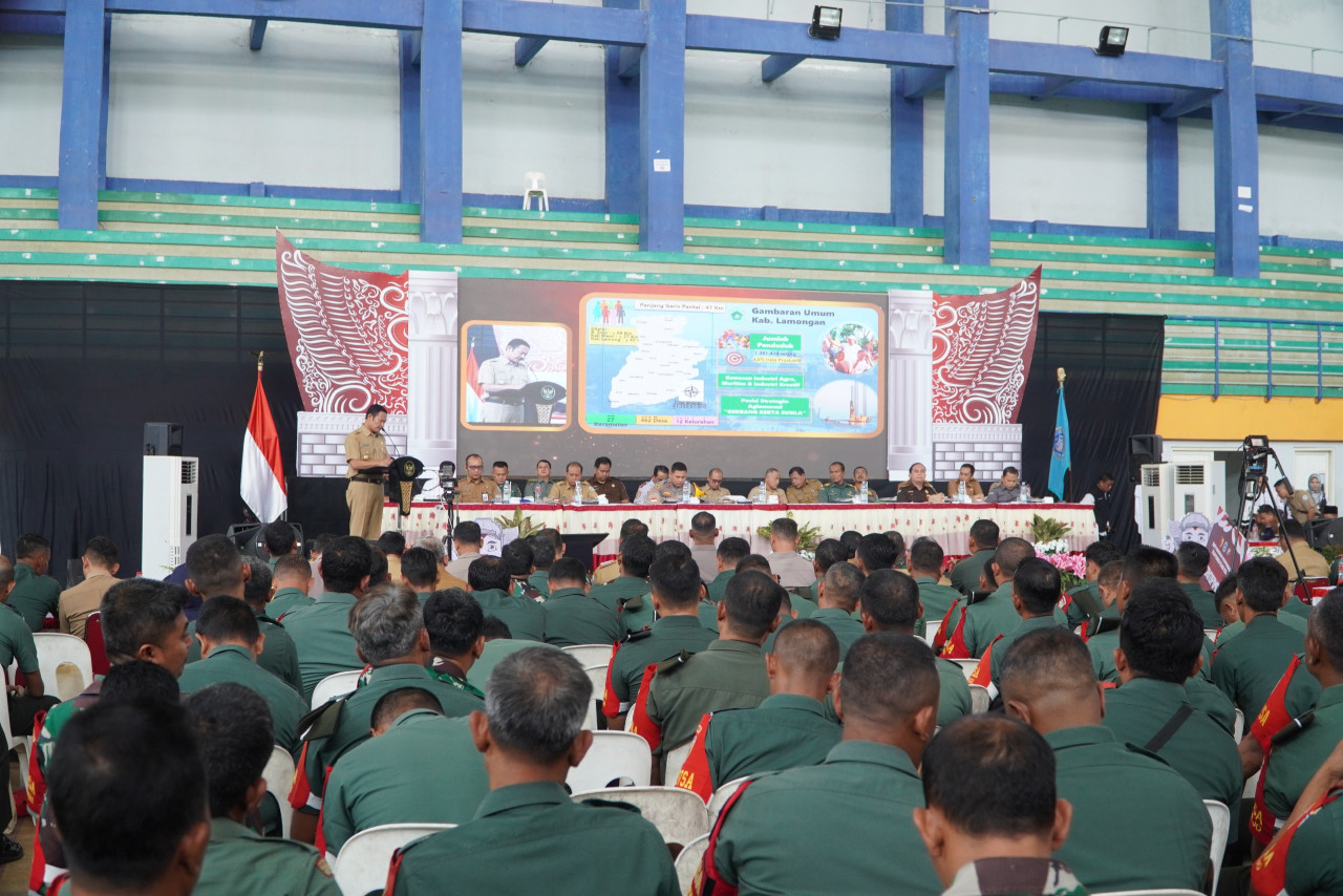 Bupati Lamongan saat membuka rakor kesiapsiagaan Pilkada 2024. (Foto : Adyad Ammy Iffansah/jatimnow.com)