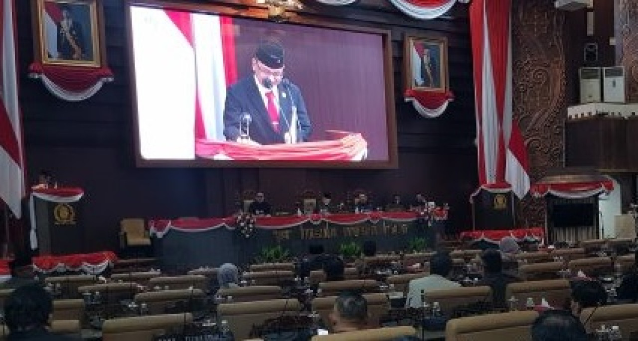 Rapat Paripurna DPRD Jatim pengesahan P-APBD. (Foto: Humas DPRD Jatim)