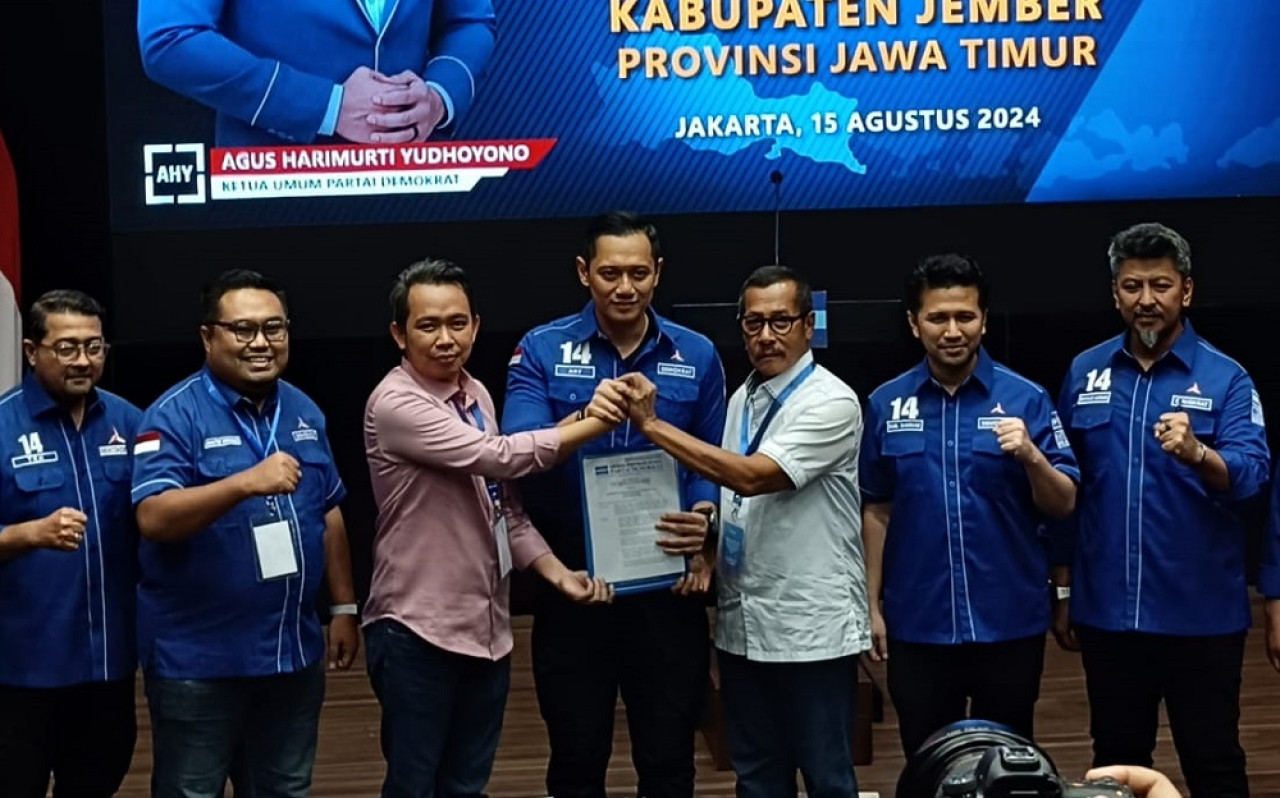 AHY menyerahkan rekom kepada Gus Fawait dan Djoko Susanto maju Pilkada Jember. (Foto-foto: Khus for jatimnow.com)
