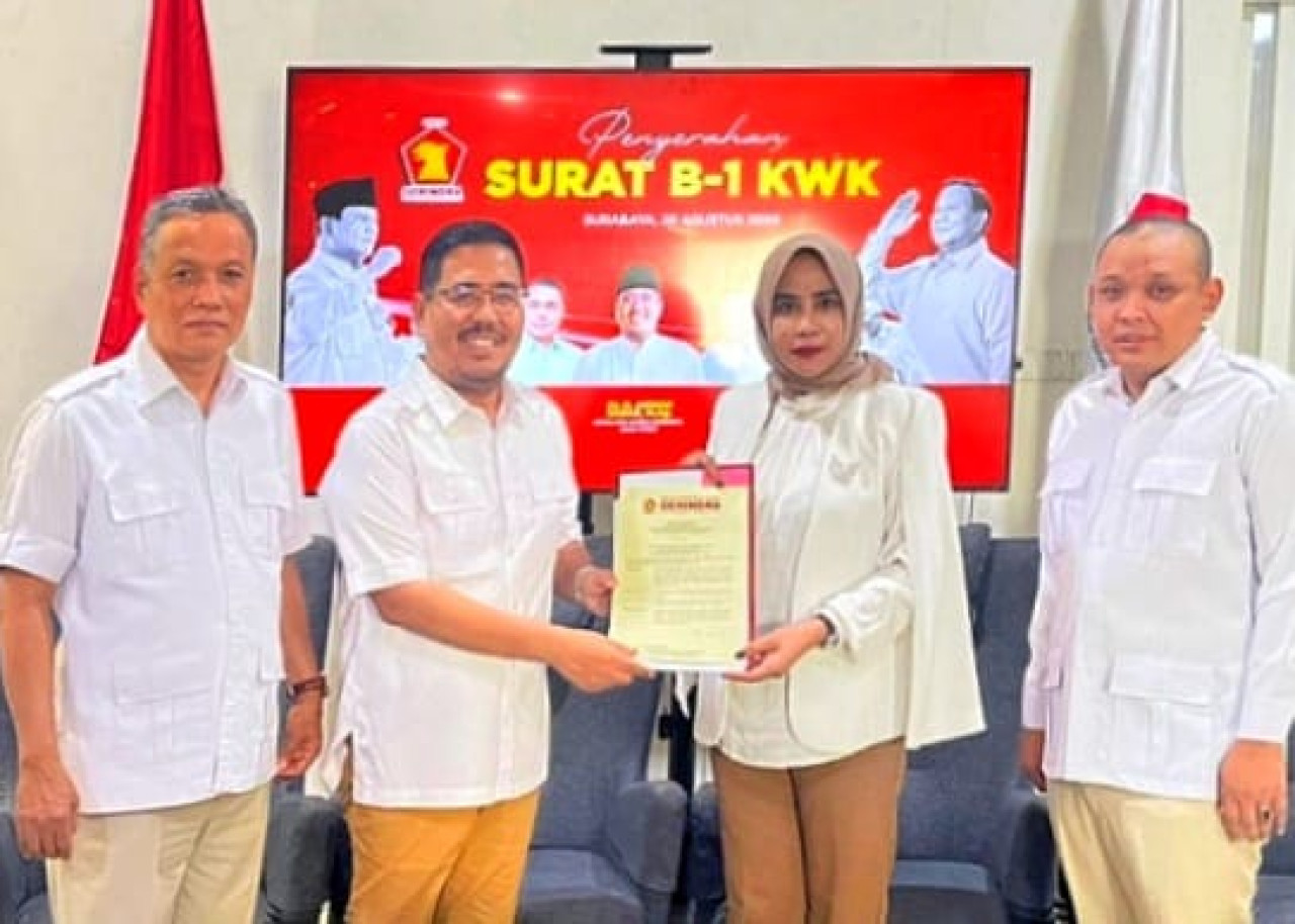 Ketua DPD Partai Gerindra Jatim Anwar Sadad saat menyerakan rekom kepada Mimik Idayana untuk maju di Pilkada Sidoarjo. (Foto: Sujayadi for jatimnow.com).