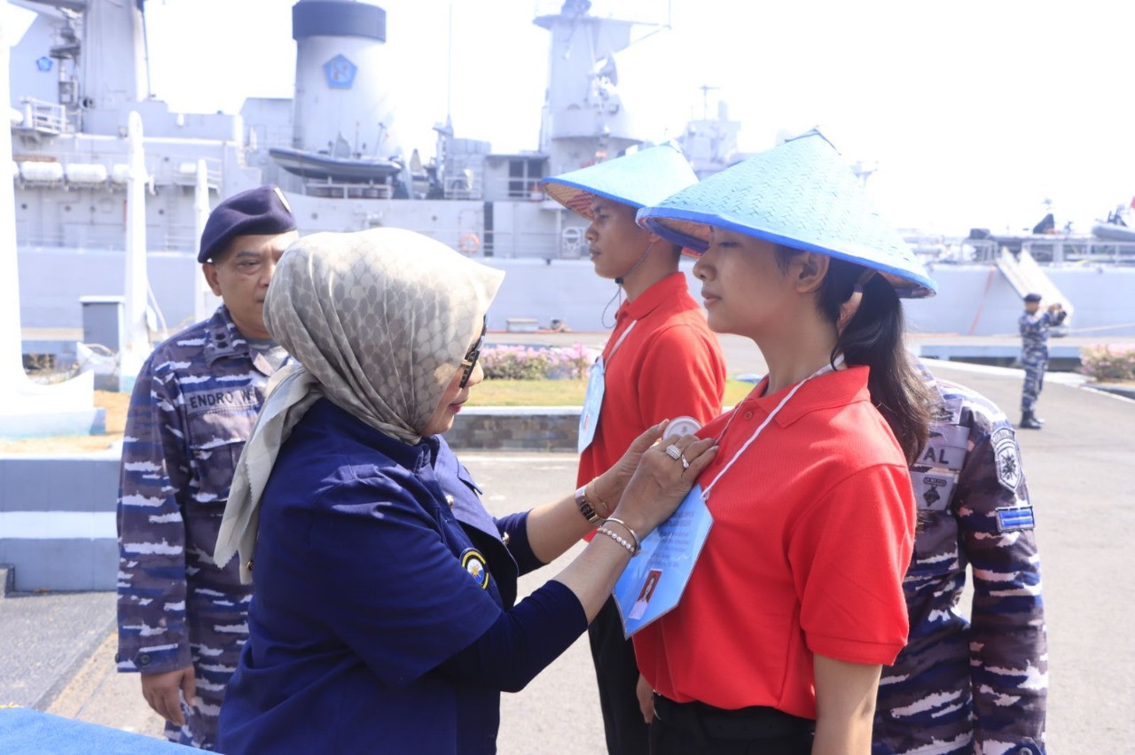 Rektor Unitomo Surabaya, Prof. Siti Marwiyah, di tengah kegiatan  Training Activity di Dermaga Madura Markas Koarmada II Ujung, Kota Surabaya. (Foto: Humas Unitomo for jatimnow.com)