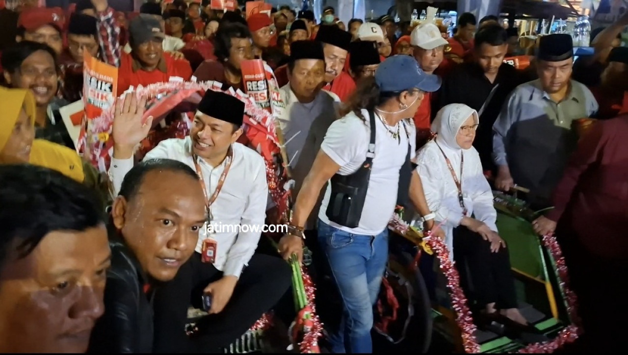Risma - Gus Hans saat diarak menuju Kantor KPU Jatim (foto: Ni'am Kurniawan/jatimnow.com)